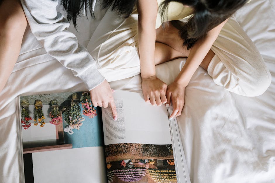 Donne che leggono una rivista di moda e stile