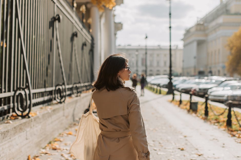Donna elegante che cammina in città, rappresentazione di tendenze moda